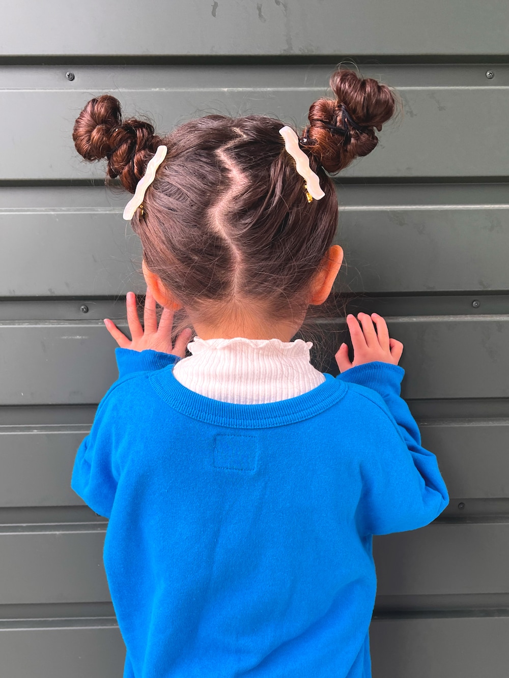 ブルー系のスウェット、ブラック系のパンツ、ブラック系のスニーカーを着用したキッズの春コーディネートの3枚目の写真