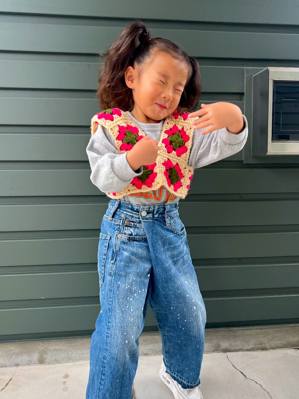 ブルー系のパンツ、ベージュ系のトップス、ブラウン系のバッグを着用したキッズの冬コーディネートの2枚目の写真