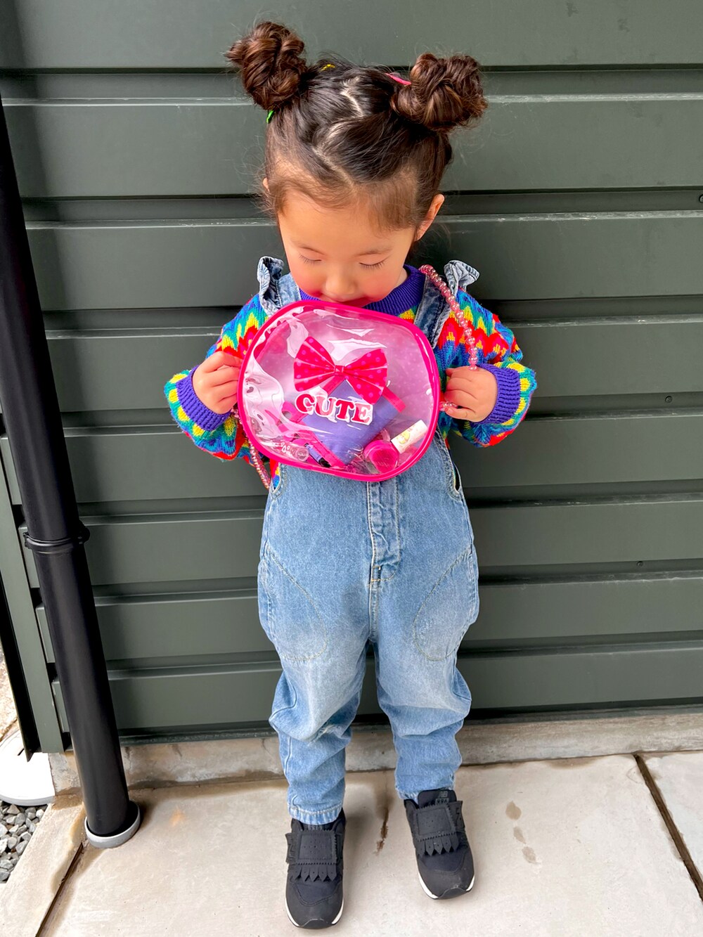 ブルー系のオールインワン・サロペット、ブラック系のスニーカー、その他のトップスを着用したキッズの春コーディネートの2枚目の写真