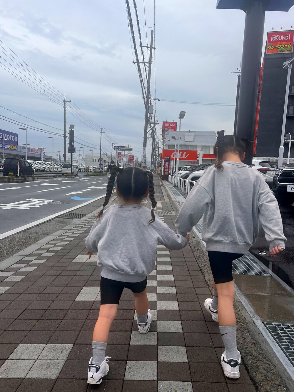 グレー系のスウェット、ホワイト系のシューズ、ホワイト系のソックス/靴下を着用したキッズの春コーディネートの2枚目の写真