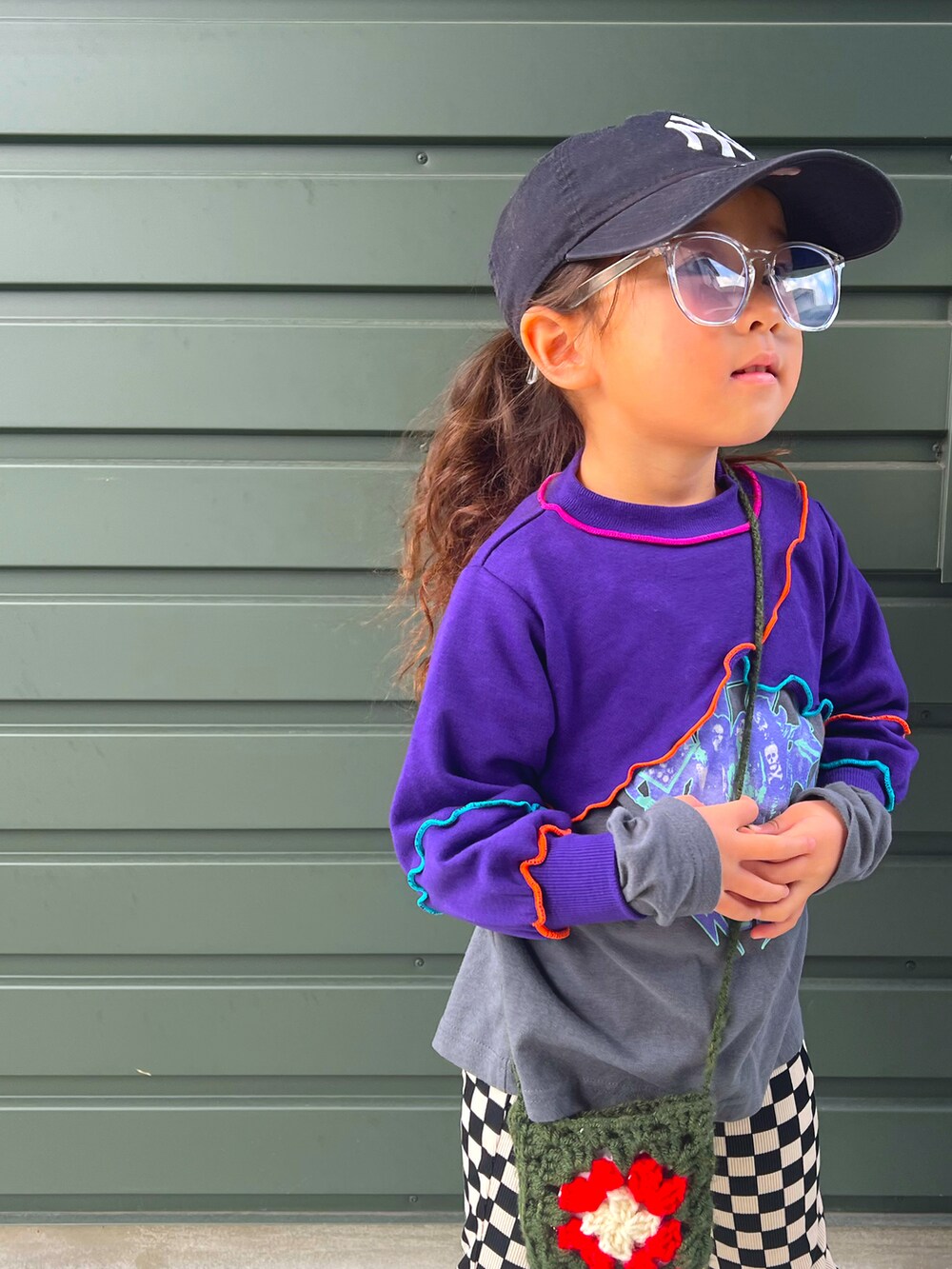 ブラック系のパンツ、グレー系のトップス、パープル系のトップスを着用したキッズの冬コーディネートの2枚目の写真