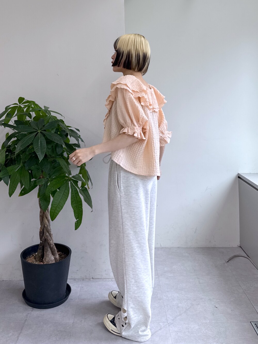 ホワイト系のその他パンツ、ピンク系のシャツ/ブラウスを着用したレディースの夏コーディネートの3枚目の写真