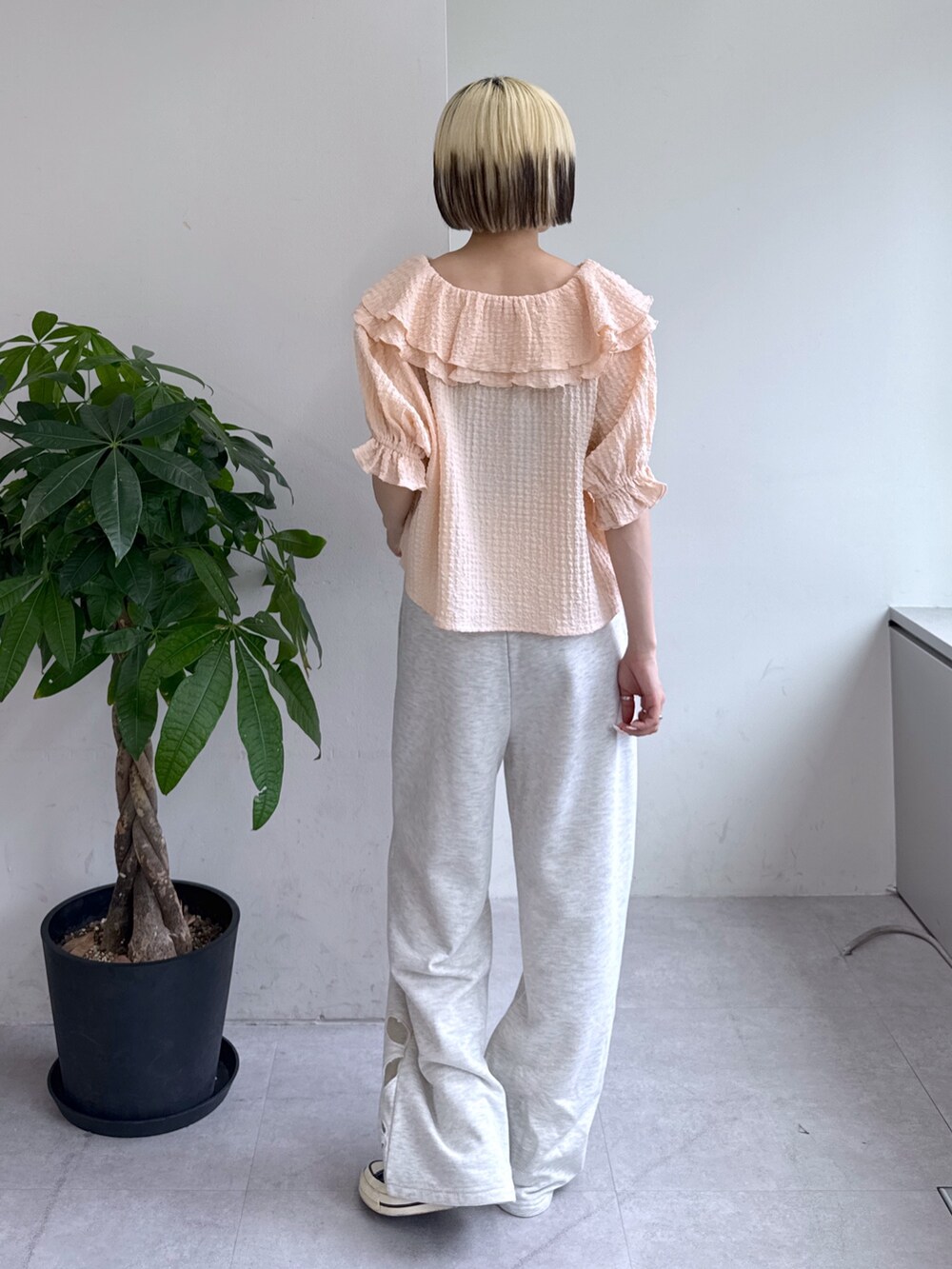 ホワイト系のその他パンツ、ピンク系のシャツ/ブラウスを着用したレディースの夏コーディネートの4枚目の写真