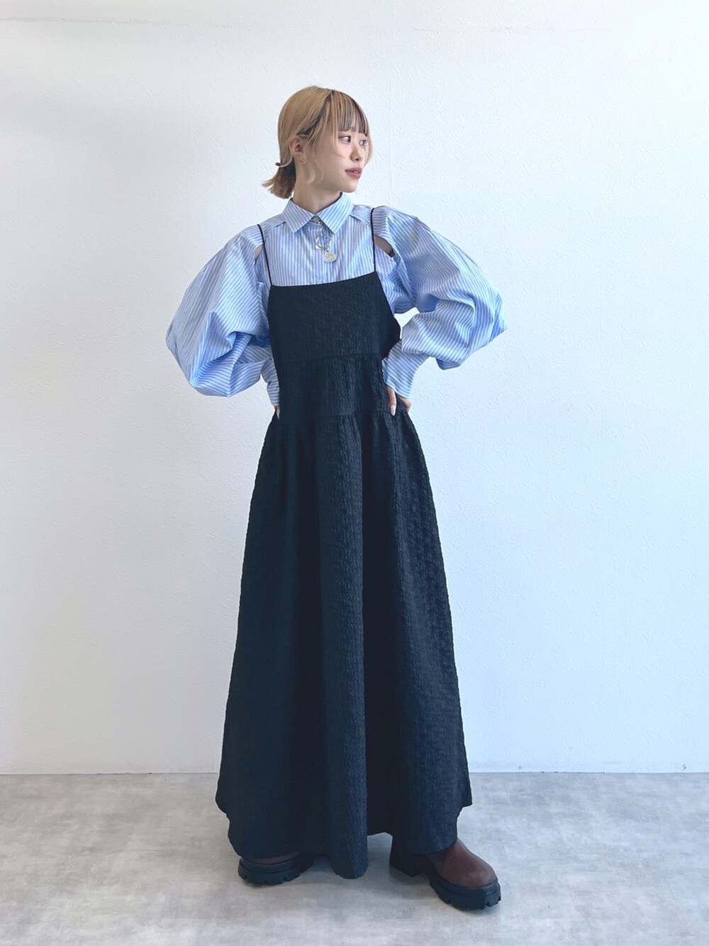 「ほめられ本命コーデ、大人女子、春、春服コーデ、低身長コーデ、おでかけコーデ、ワンピーススタイル、シャツスタイル、キャミワンピ、ワンピースコーデ、キレイめコーデ、低身長、ブーツ、今日のコーデ、オトナカジュアル」｜「w closetのラグランスリットショートシャツ（シャツ/ブラウス、ブルー系）」を使った、Amaneさん（レディース・151cm）の冬コーディネートの3枚目の写真