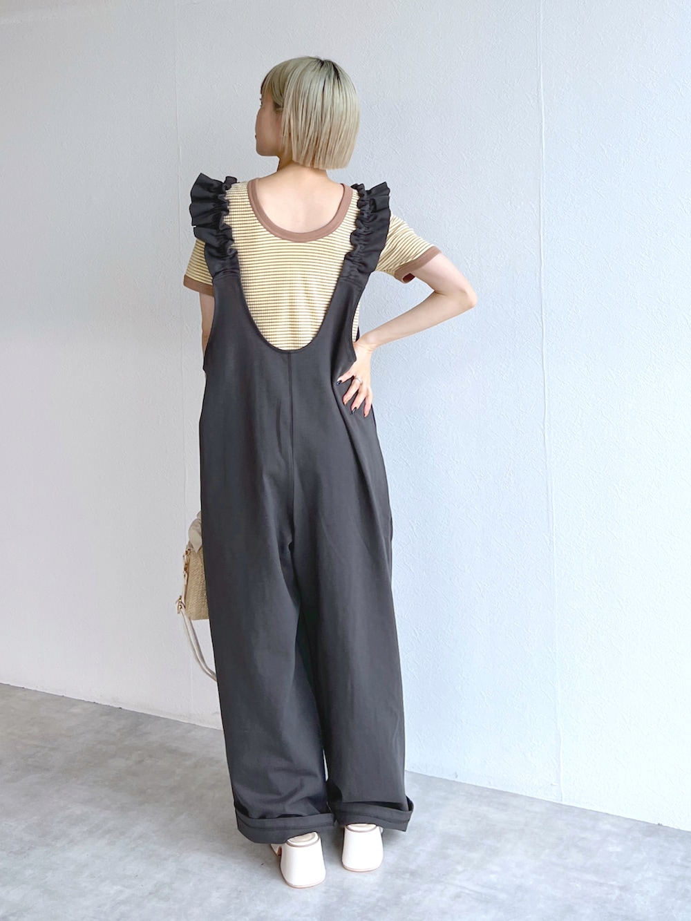 「ボーダー、夏コーデ、サンダルコーデ、休日スタイル、韓国コーデ、春夏コーデ、体型カバー、大人ガーリー、Tシャツ、ラクチンコーデ、休日コーデ、低身長、オーバーオール、サロペット、カラーコーデ」｜「Alley by w closetの【前後2WAY/Alley】ハートポケットショルダーフリルサロペット（サロペット/オーバーオール、ブラック系）」を使った、Amaneさん（レディース・151cm）の春コーディネートの2枚目の写真