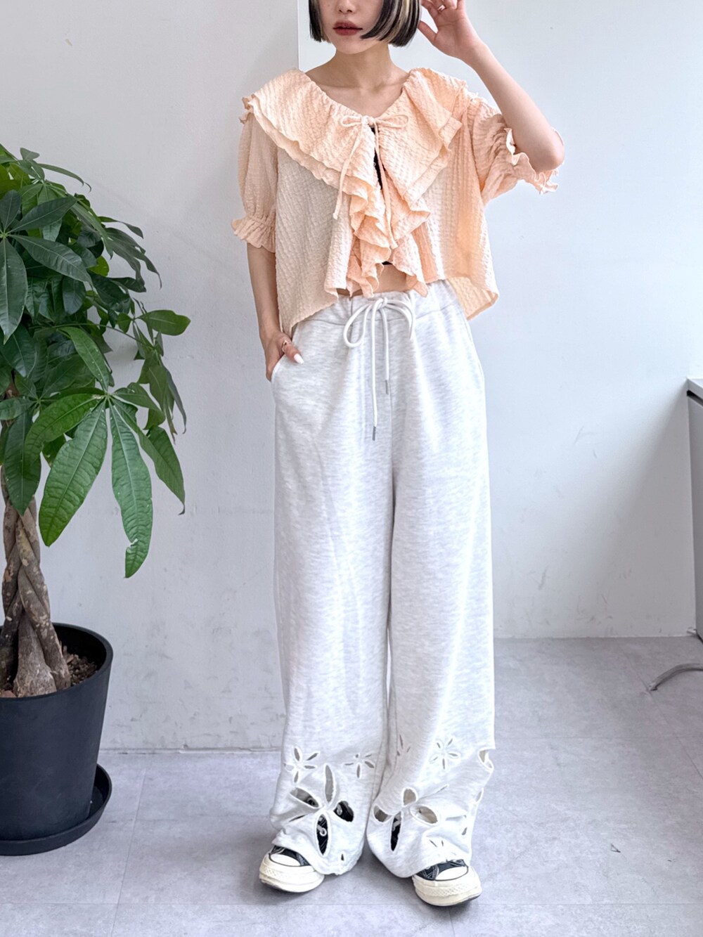 ホワイト系のその他パンツ、ピンク系のシャツ/ブラウスを着用したレディースの夏コーディネートの2枚目の写真