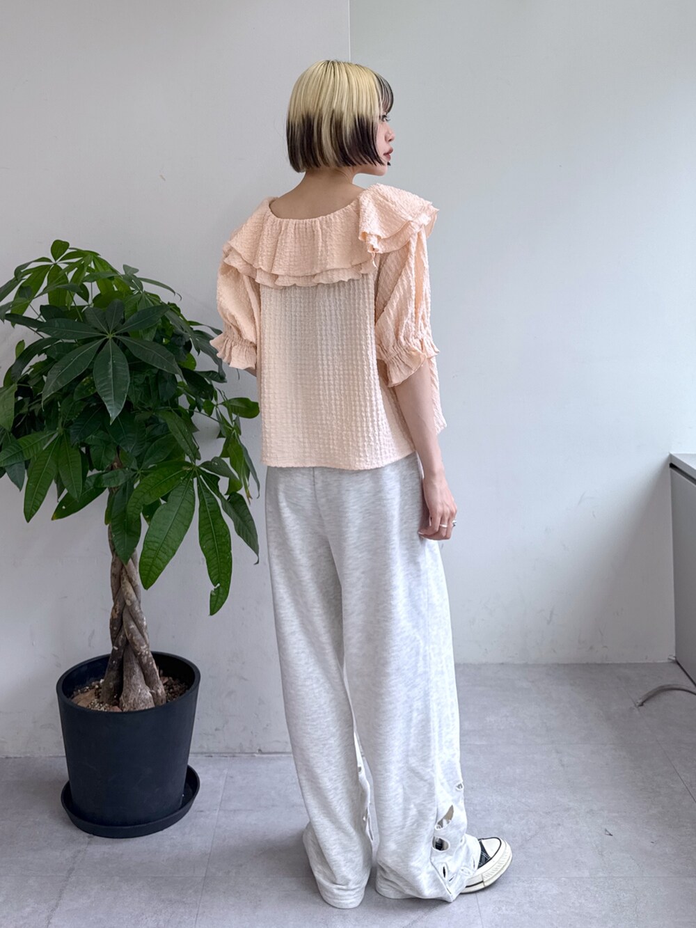 ホワイト系のその他パンツ、ピンク系のシャツ/ブラウスを着用したレディースの夏コーディネートの5枚目の写真