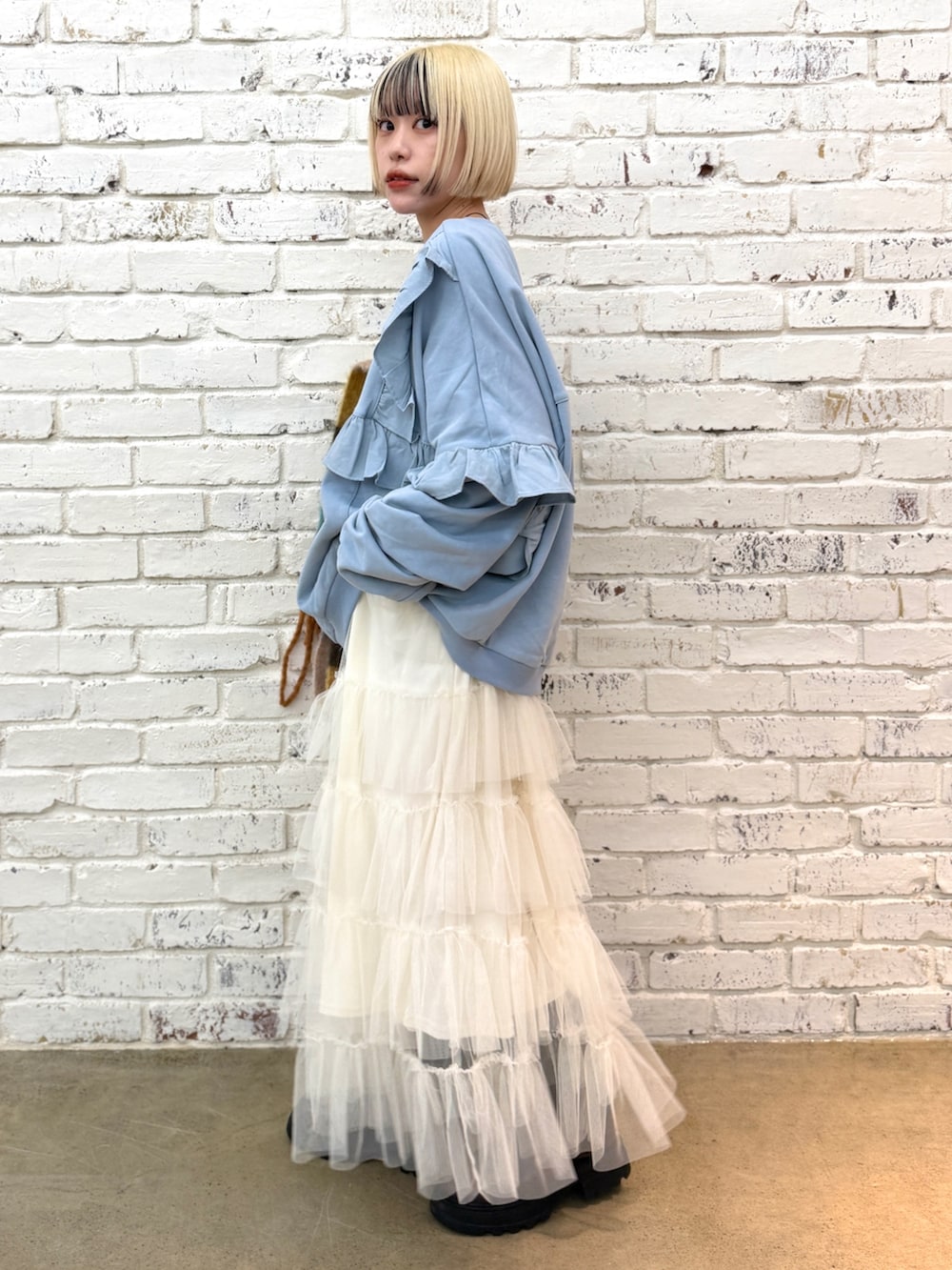 ブラック系のTシャツ/カットソー、ブルー系のマフラーを着用したレディースの秋コーディネートの2枚目の写真