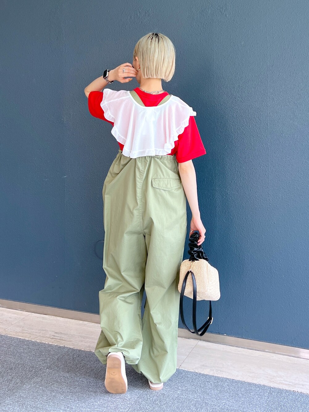 「初夏コーデ、サンダルコーデ、夏コーデ、Tシャツ、シンプル、ラクチンコーデ、休日スタイル、ビタミンカラー、パラシュートパンツ、体型カバー、低身長、カーキ、プチプラ、春夏コーデ、カラーコーデ」｜「w closetの【2WAY】サマーショルダーバッグ（ハンドバッグ、ブラック系）」を使った、Amaneさん（レディース・151cm）の春コーディネートの2枚目の写真