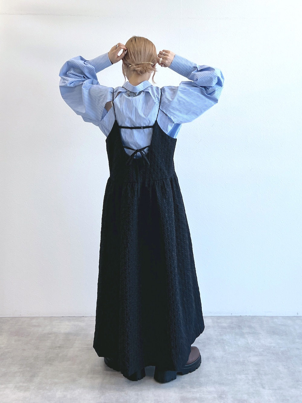 「ほめられ本命コーデ、大人女子、春、春服コーデ、低身長コーデ、おでかけコーデ、ワンピーススタイル、シャツスタイル、キャミワンピ、ワンピースコーデ、キレイめコーデ、低身長、ブーツ、今日のコーデ、オトナカジュアル」｜「w closetのラグランスリットショートシャツ（シャツ/ブラウス、ブルー系）」を使った、Amaneさん（レディース・151cm）の冬コーディネートの2枚目の写真