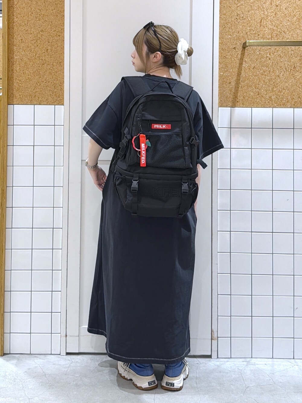 ブラック系のワンピース、レッド系のバックパック/リュック、ブラック系のサングラスを着用したレディースの夏コーディネートの3枚目の写真