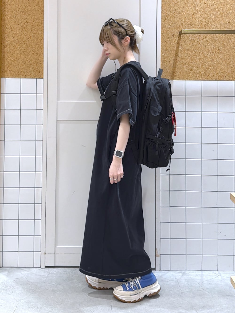 ブラック系のワンピース、レッド系のバックパック/リュック、ブラック系のサングラスを着用したレディースの夏コーディネートの4枚目の写真