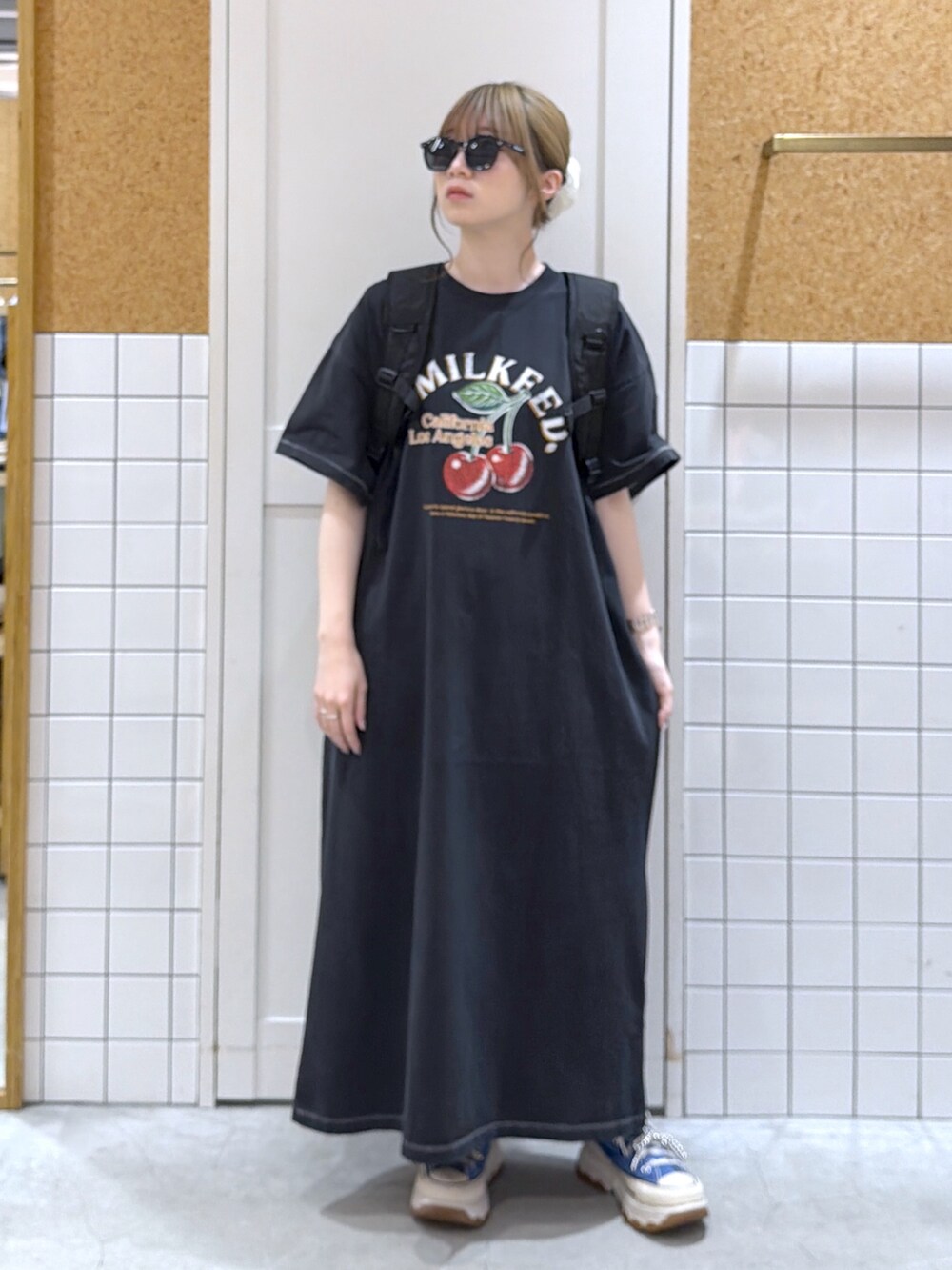 ブラック系のワンピース、レッド系のバックパック/リュック、ブラック系のサングラスを着用したレディースの夏コーディネートの5枚目の写真