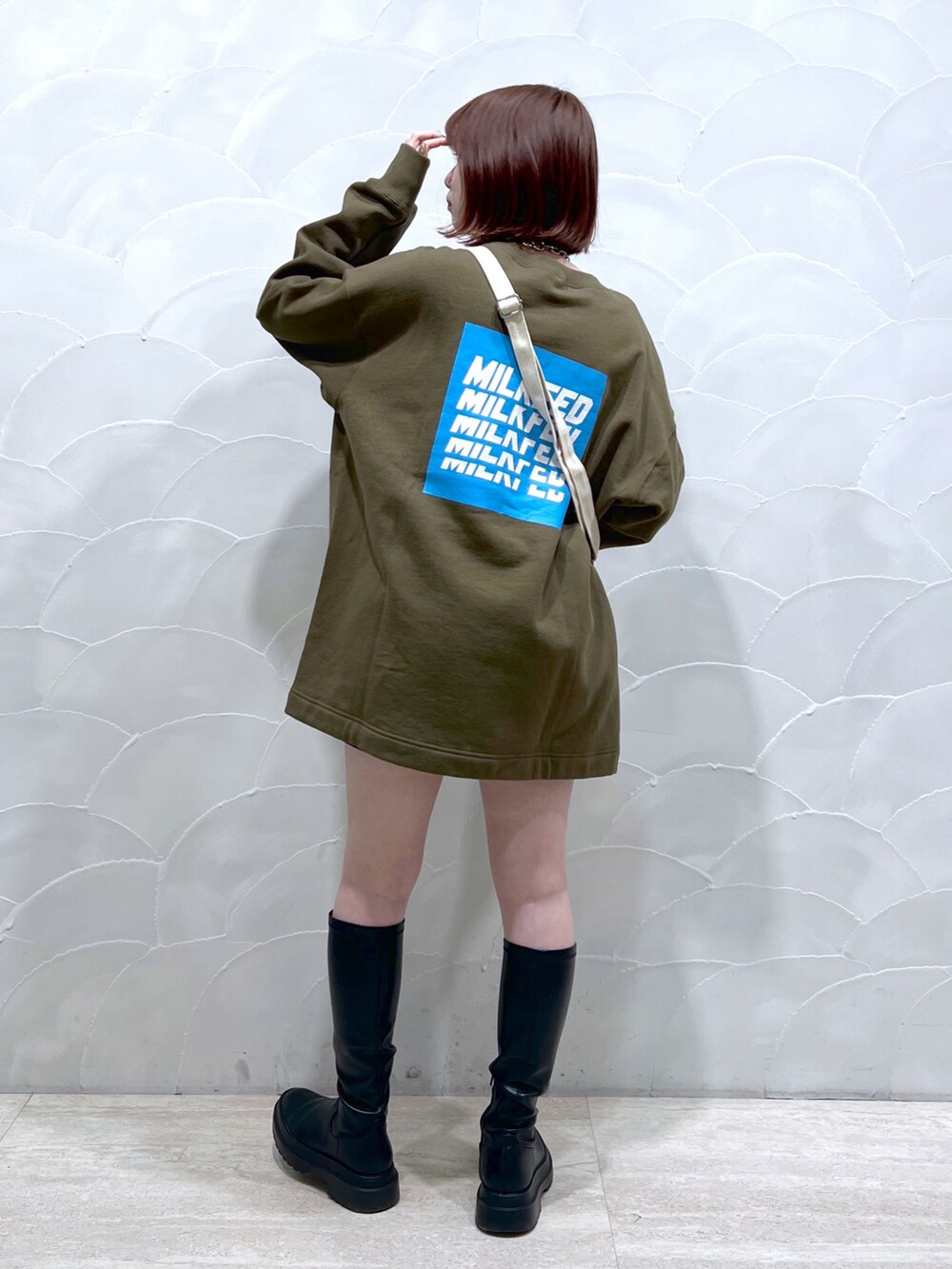 「カジュアルコーデ、シンプル、休日スタイル、オーバーサイズ、メンズライク、ootd、低身長コーデ、オリーブ、ショルダーバッグ、横浜、ミルクフェド、MILKFED.、milkfed_snap」｜「MILKFED.のFRONT LAYERED SWEAT TOP（スウェット、グリーン系）」を使った、富田 珠寿さん（レディース・152cm）の冬コーディネートの2枚目の写真