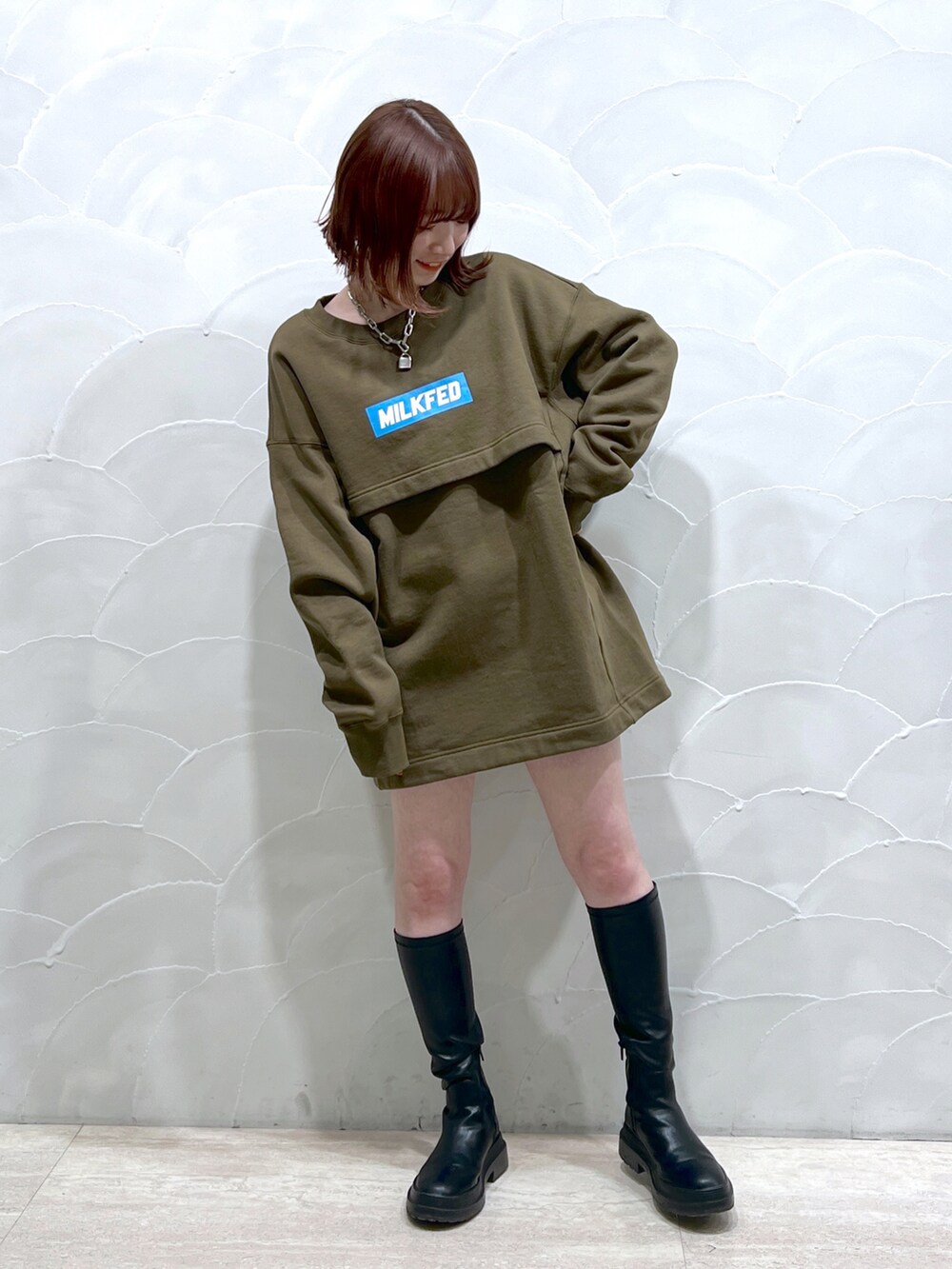 「カジュアルコーデ、シンプル、休日スタイル、オーバーサイズ、メンズライク、ootd、低身長コーデ、オリーブ、ショルダーバッグ、横浜、ミルクフェド、MILKFED.、milkfed_snap」｜「MILKFED.のFRONT LAYERED SWEAT TOP（スウェット、グリーン系）」を使った、富田 珠寿さん（レディース・152cm）の冬コーディネートの3枚目の写真