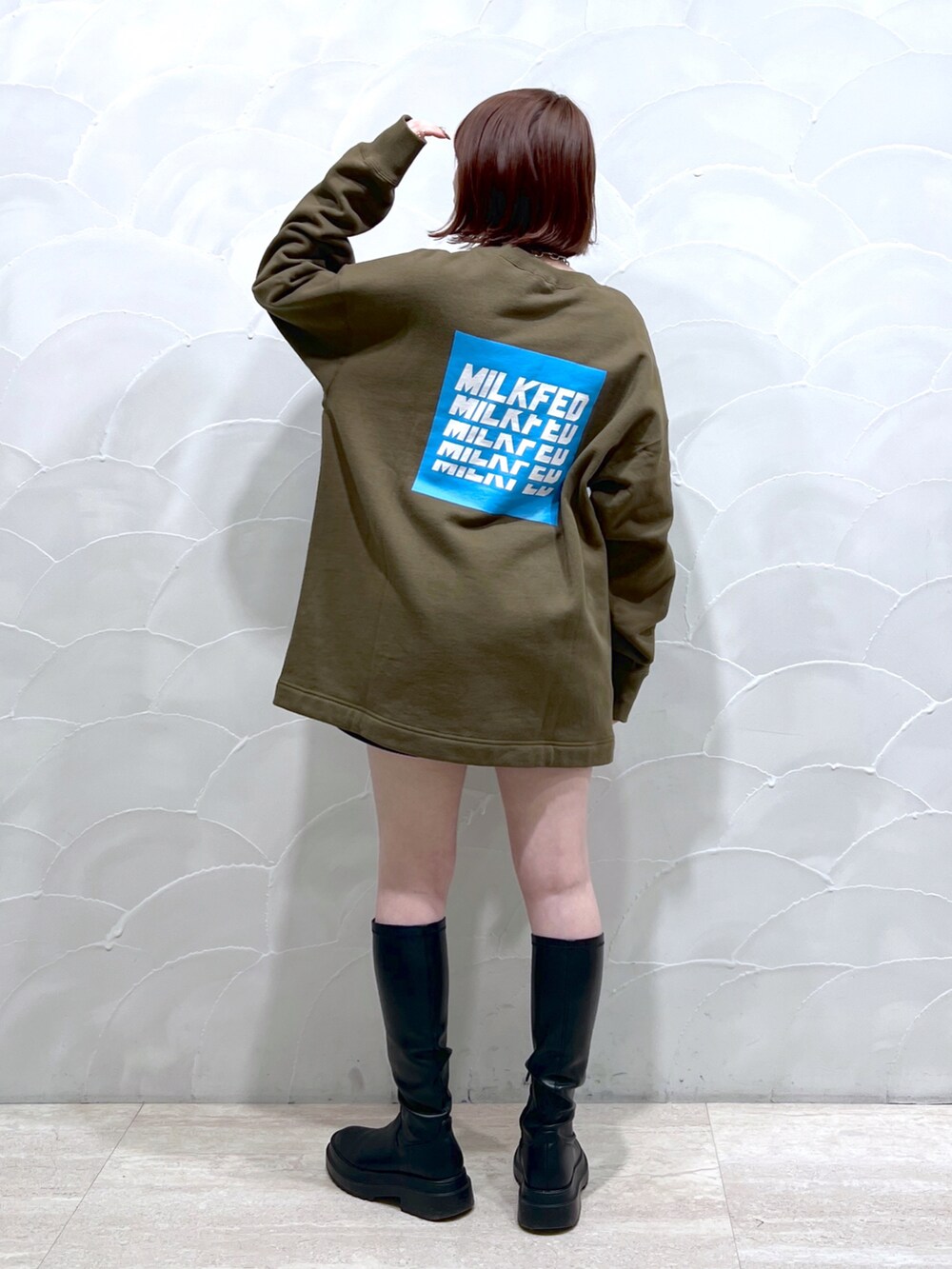 「カジュアルコーデ、シンプル、休日スタイル、オーバーサイズ、メンズライク、ootd、低身長コーデ、オリーブ、ショルダーバッグ、横浜、ミルクフェド、MILKFED.、milkfed_snap」｜「MILKFED.のFRONT LAYERED SWEAT TOP（スウェット、グリーン系）」を使った、富田 珠寿さん（レディース・152cm）の冬コーディネートの4枚目の写真