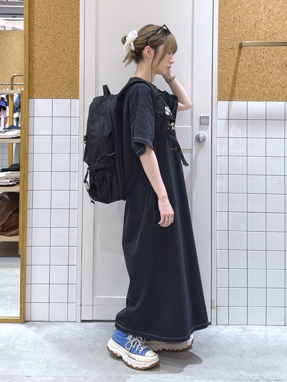 ブラック系のワンピース、レッド系のバックパック/リュック、ブラック系のサングラスを着用したレディースの夏コーディネートの2枚目の写真