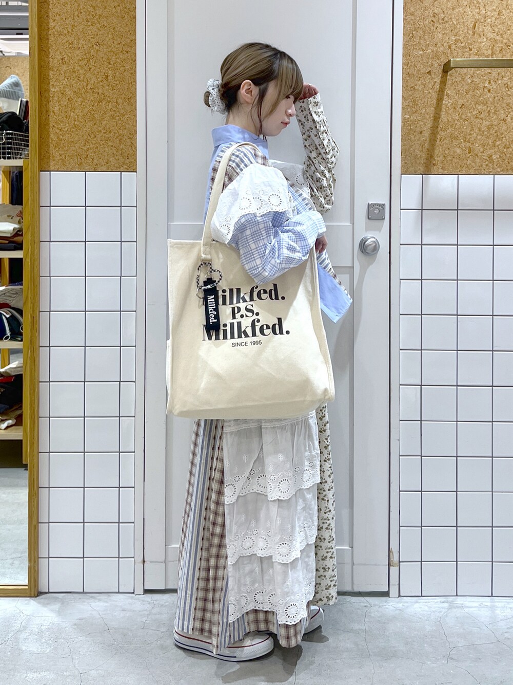 ホワイト系のスカート、ホワイト系のシャツ/ブラウス、ホワイト系のトートバッグを着用したレディースの冬コーディネートの3枚目の写真