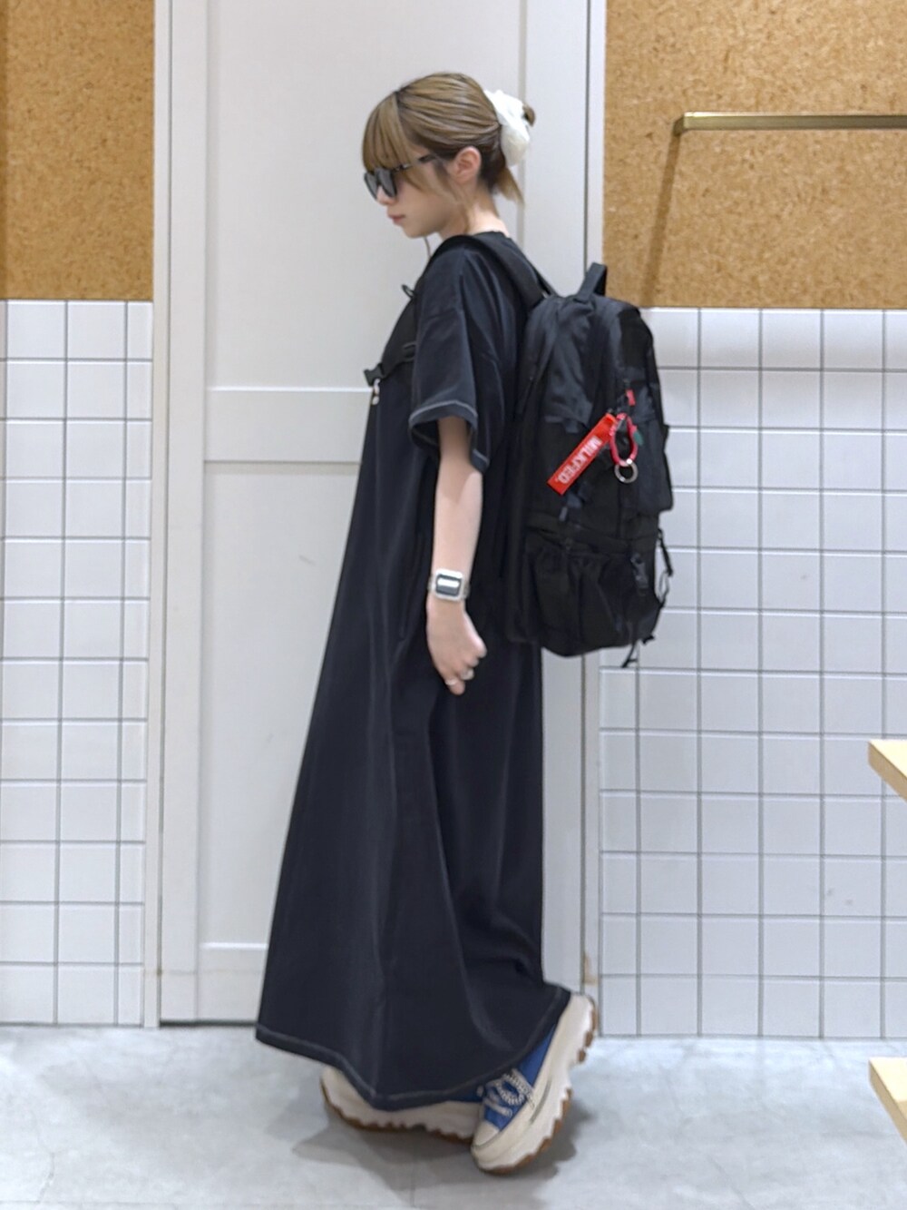 ブラック系のワンピース、レッド系のバックパック/リュック、ブラック系のサングラスを着用したレディースの夏コーディネートの6枚目の写真