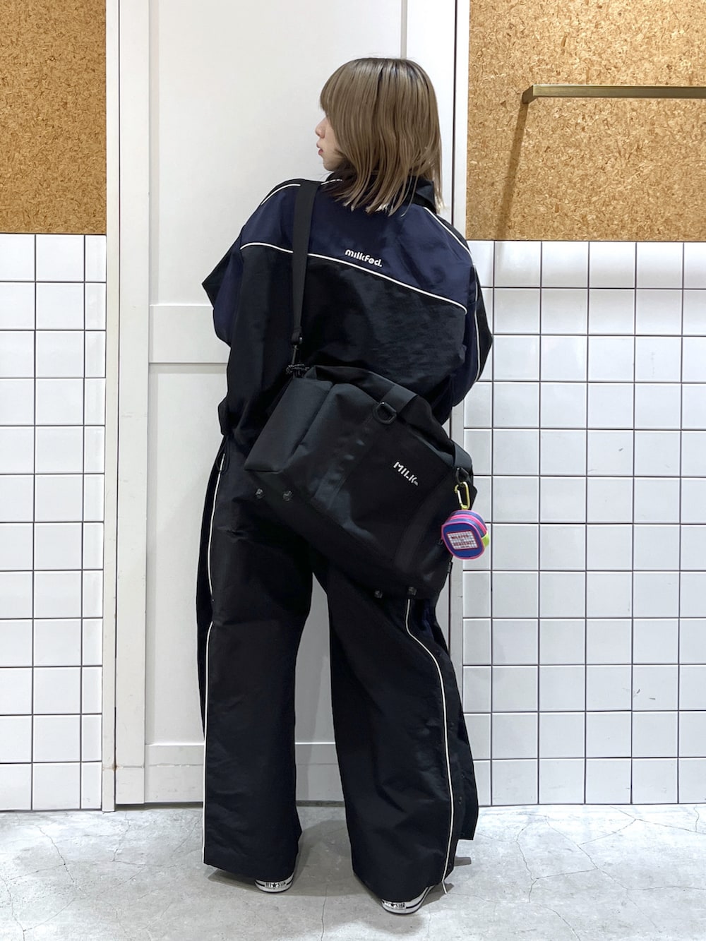 ブラック系のナイロンジャケット、ブラック系のその他パンツ、ブラック系のショルダーバッグを着用したレディースの冬コーディネートの5枚目の写真