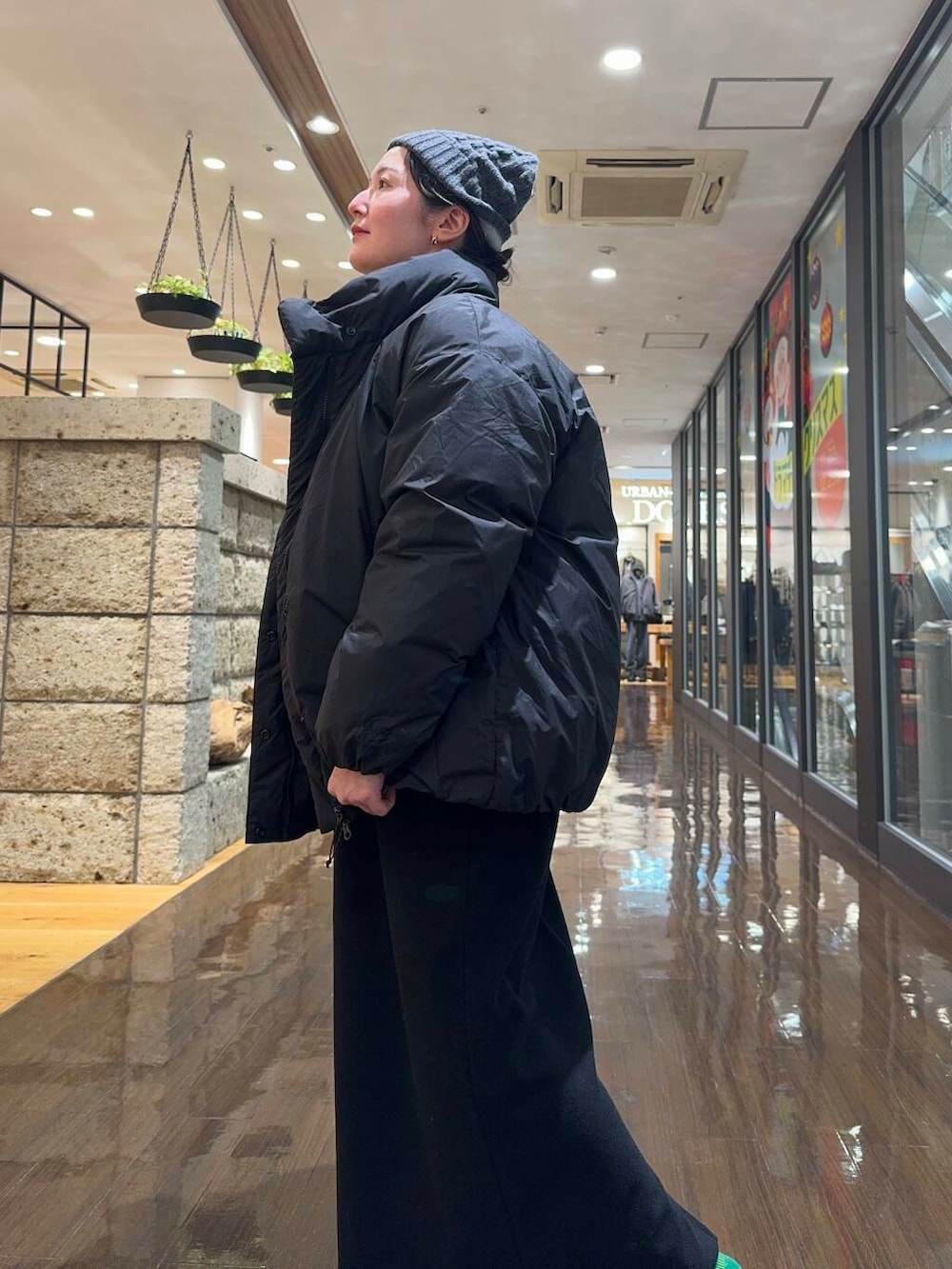 ブラック系のダウンジャケット/コート、ブラック系のスカート、グレー系のブルゾンを着用したレディースの冬コーディネートの2枚目の写真