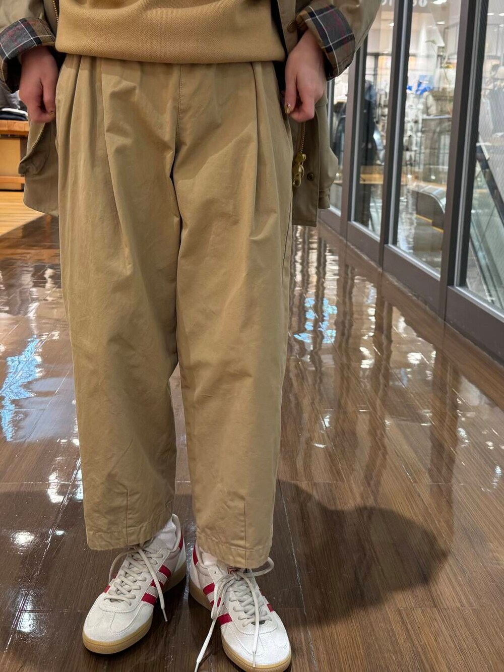 ベージュ系のその他パンツ、ベージュ系のその他アウター、ベージュ系のニット/セーターを着用したレディースの秋コーディネートの3枚目の写真