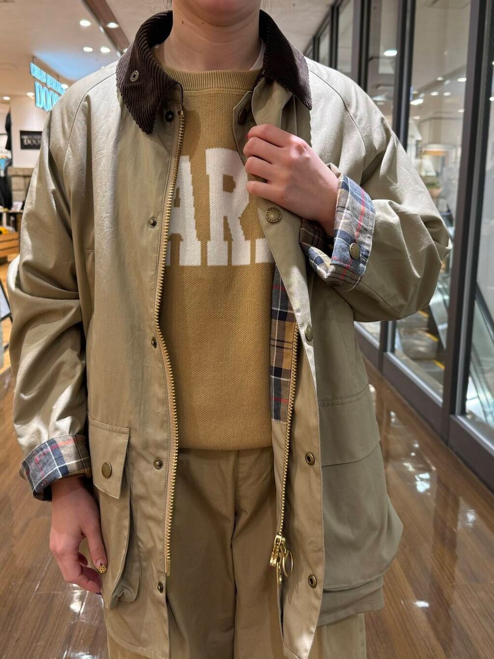 ベージュ系のその他パンツ、ベージュ系のその他アウター、ベージュ系のニット/セーターを着用したレディースの秋コーディネートの2枚目の写真