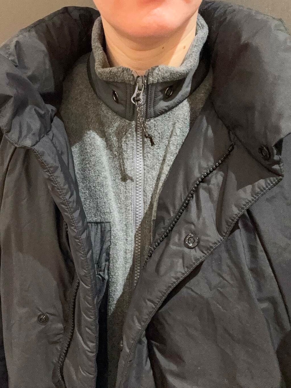 ブラック系のダウンジャケット/コート、ブラック系のスカート、グレー系のブルゾンを着用したレディースの冬コーディネートの3枚目の写真