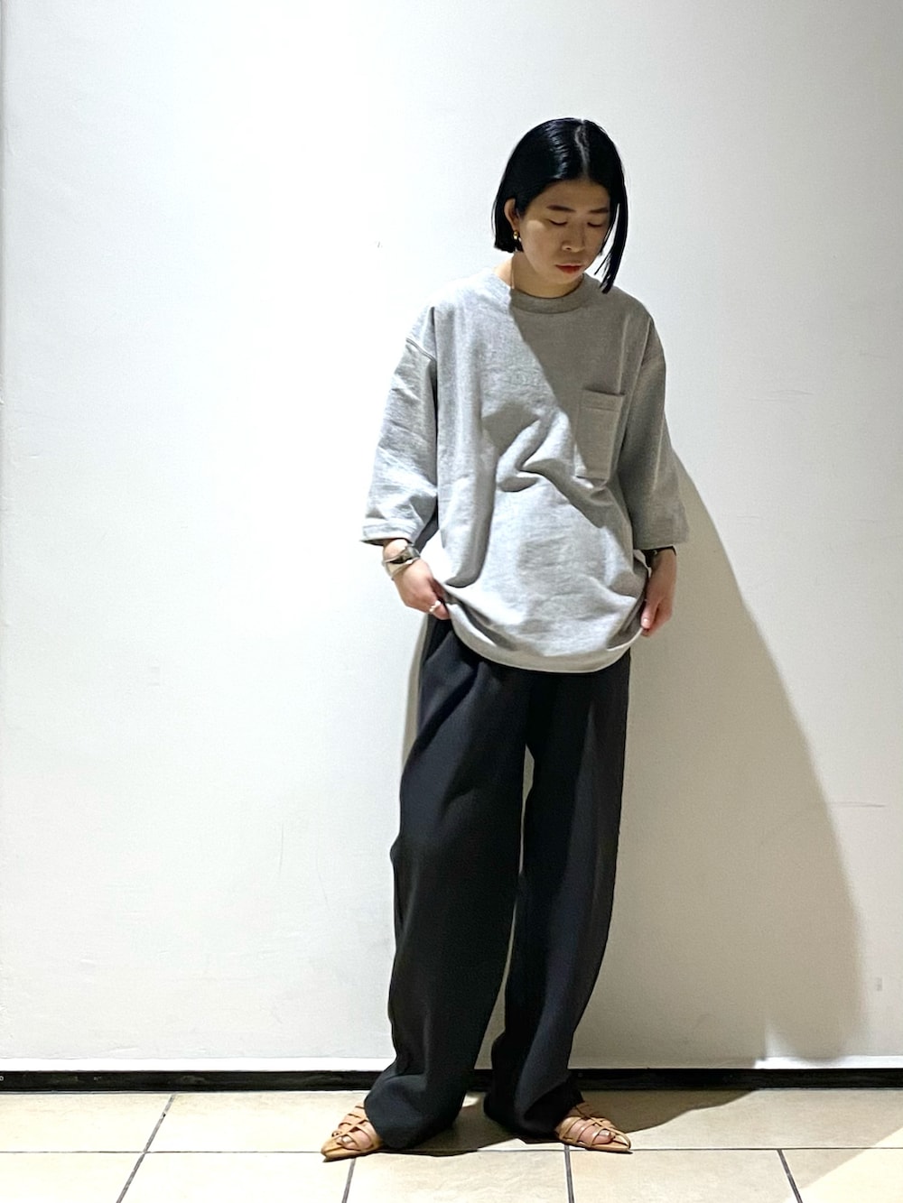 グレー系のTシャツ/カットソー、グレー系のその他パンツ、ベージュ系のシューズを着用したレディースの春コーディネートの3枚目の写真
