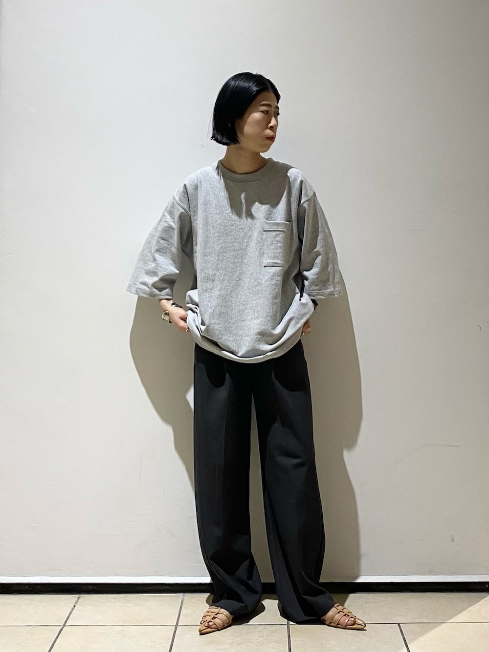 グレー系のTシャツ/カットソー、グレー系のその他パンツ、ベージュ系のシューズを着用したレディースの春コーディネートの2枚目の写真