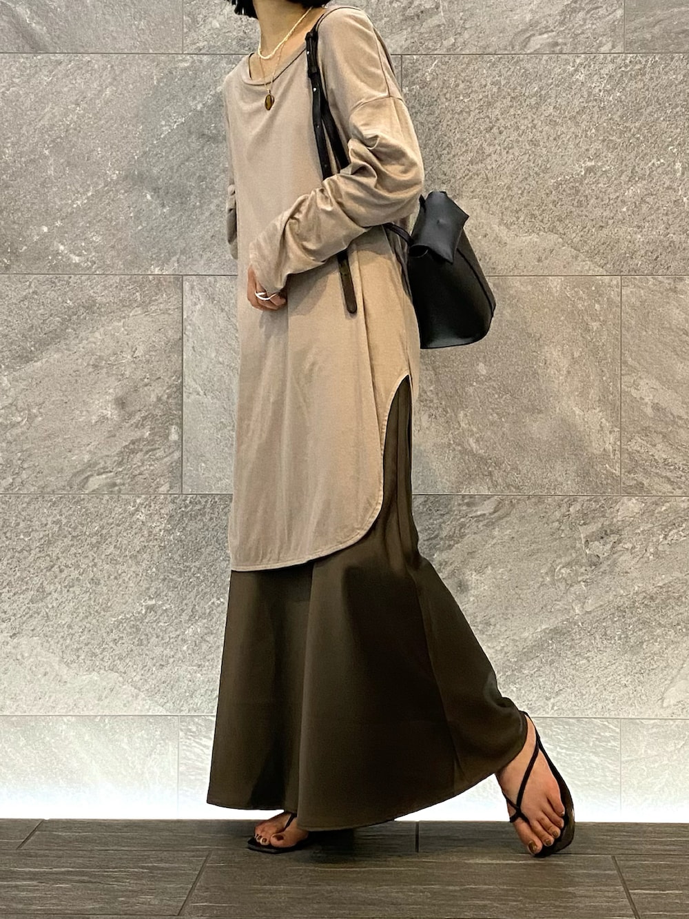 ブラウン系のTシャツ/カットソー、ブラック系のショルダーバッグ、グレー系のスカートを着用したレディースの夏コーディネートの2枚目の写真