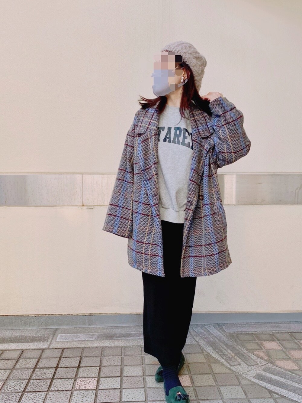 「coca、cocaコーデ、coca(coca)、コカ(coca)、全身coca、チェック柄に恋してる、タイトスカート、低身長、冬コーデ、休日スタイル、ビックシルエット、スウェット、ペタンコ靴」｜「Samansa Mos2のぽんぽん付ループ糸ふわふわニットベレー（ハンチング/ベレー帽、ベージュ系）」を使った、meowmiさん（レディース・155cm）の冬コーディネートの2枚目の写真