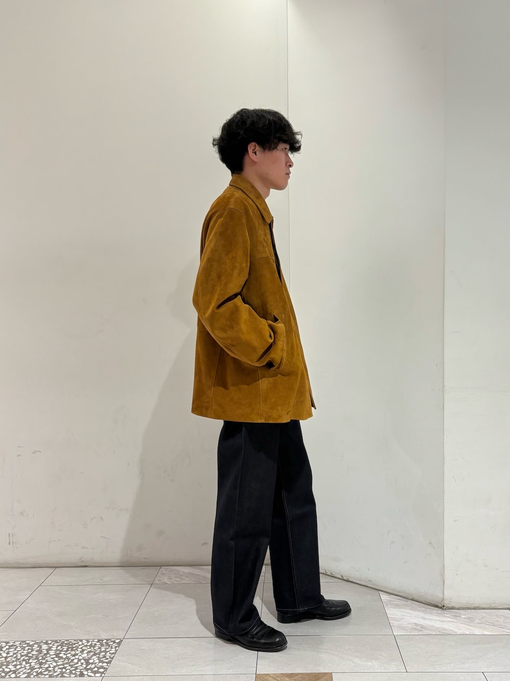 ブルー系のデニムパンツ、ブラウン系のその他アウターを着用したメンズの冬コーディネートの4枚目の写真