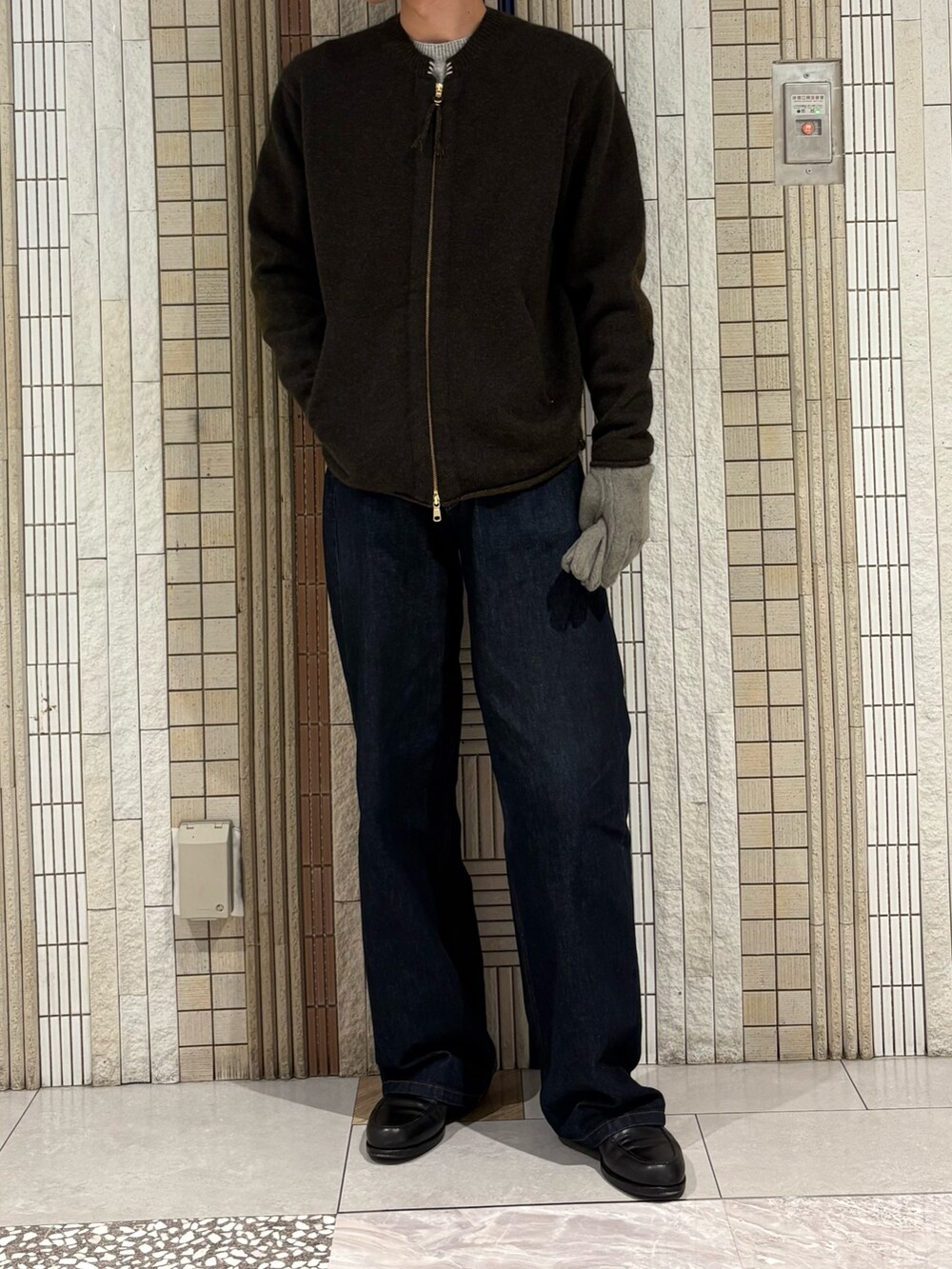 グレー系のニット/セーター、グレー系の手袋を着用したメンズの秋コーディネートの5枚目の写真