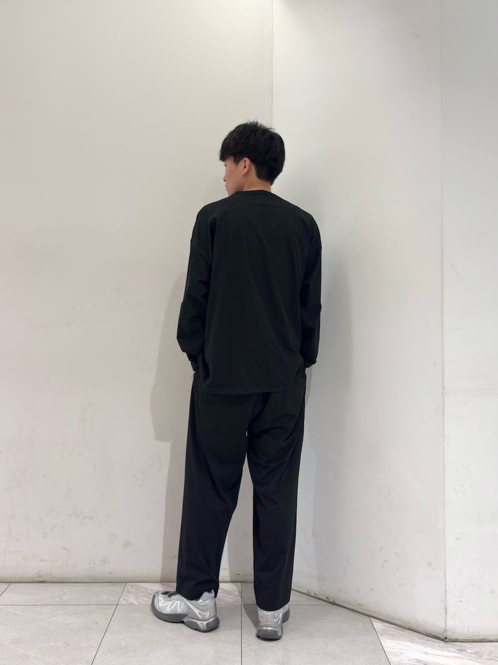 ブラック系のTシャツ/カットソー、ブラック系のその他パンツ、シルバー系のスニーカーを着用したメンズの春コーディネートの5枚目の写真