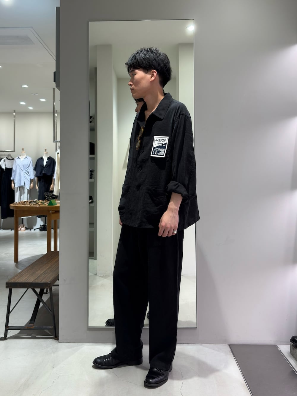 ブラック系のカバーオール、ブラック系のその他パンツ、ブラック系のドレスシューズを着用したメンズの夏コーディネートの3枚目の写真