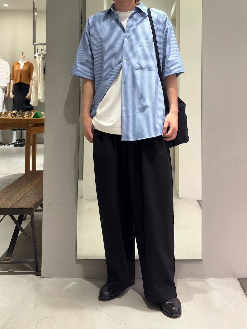 その他のシャツ/ブラウス、ホワイト系のTシャツ/カットソー、ブルー系のトートバッグを着用したメンズの夏コーディネートの2枚目の写真