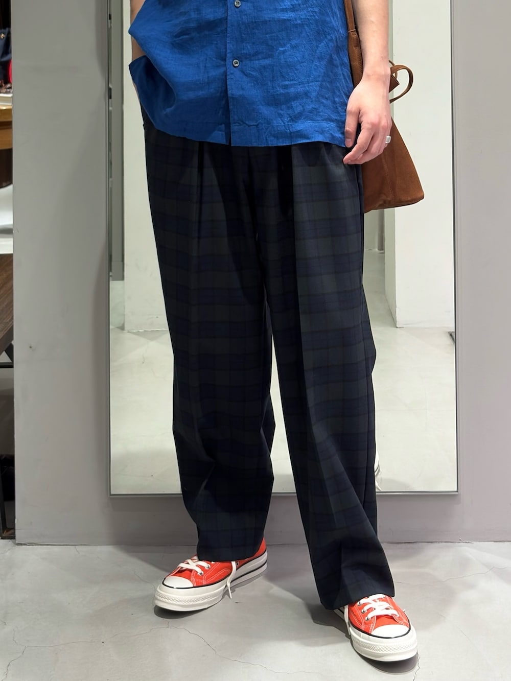 ブルー系のシャツ/ブラウス、その他のその他パンツ、オレンジ系のスニーカーを着用したメンズの夏コーディネートの3枚目の写真