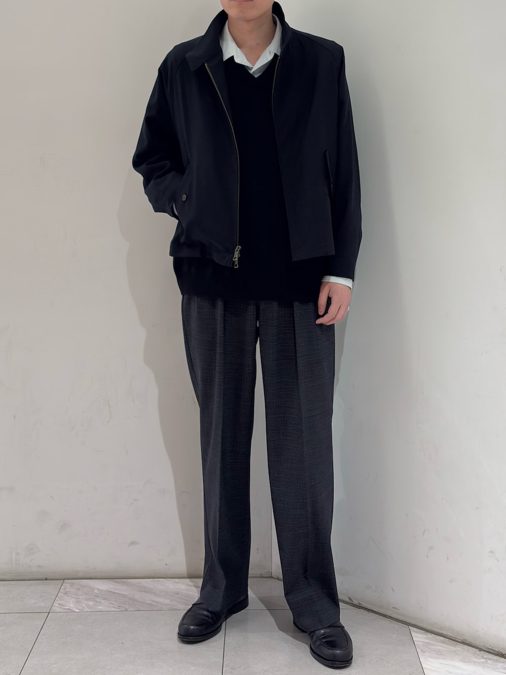 ブルー系のその他アウター、グレー系のその他パンツを着用したメンズの春コーディネートの2枚目の写真