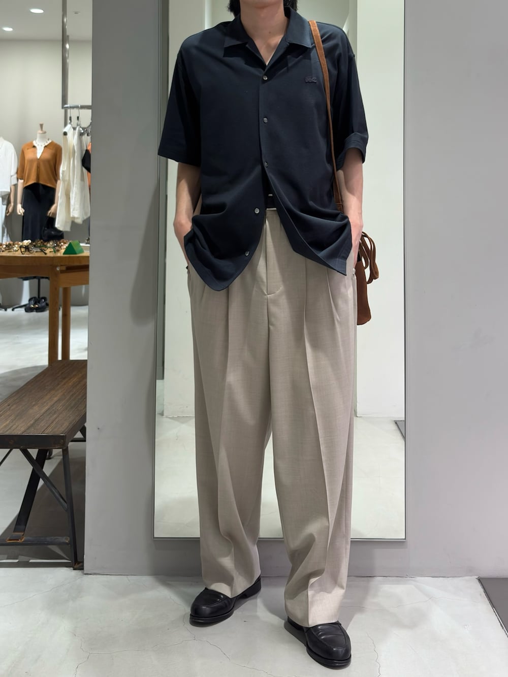 ブラック系のシャツ/ブラウス、ブラウン系のトートバッグ、ベージュ系のその他パンツを着用したメンズの夏コーディネートの2枚目の写真