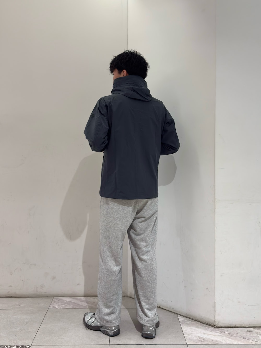 グレー系のマウンテンパーカー、グレー系のその他パンツ、シルバー系のスニーカーを着用したメンズの春コーディネートの5枚目の写真