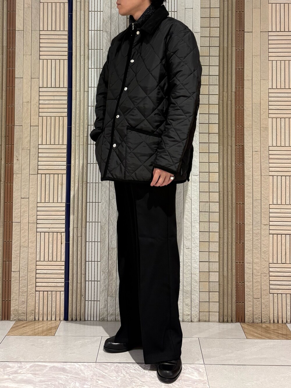 ブラック系のダウンジャケット/コート、ブラック系のテーラードジャケット、ブラック系のその他パンツを着用したメンズの秋コーディネートの2枚目の写真