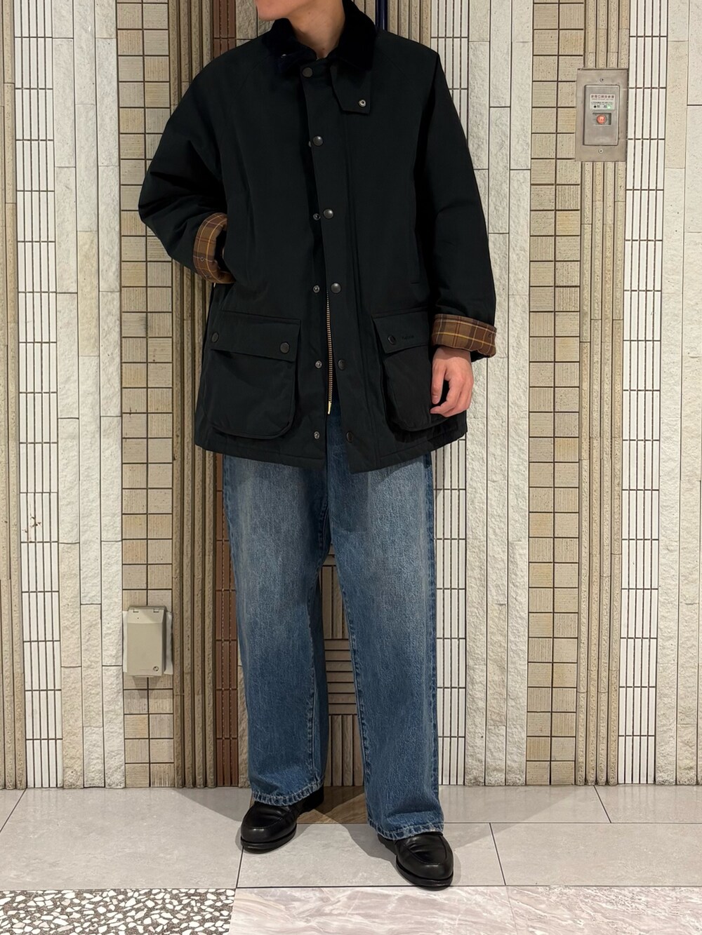 ブルー系のその他アウター、ブルー系のニット/セーター、ブルー系のデニムパンツを着用したメンズの秋コーディネートの2枚目の写真