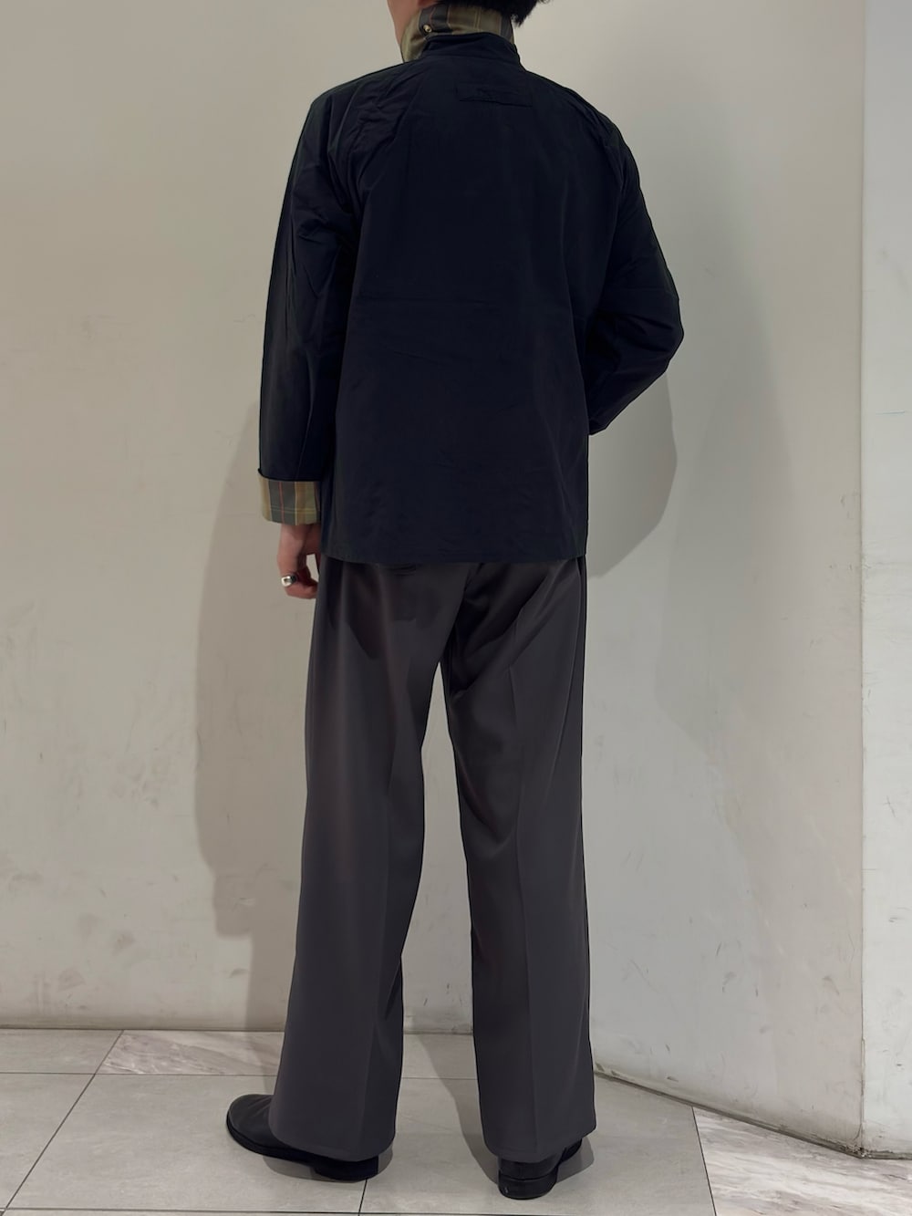 ブルー系のその他アウター、グレー系のその他パンツを着用したメンズの春コーディネートの6枚目の写真