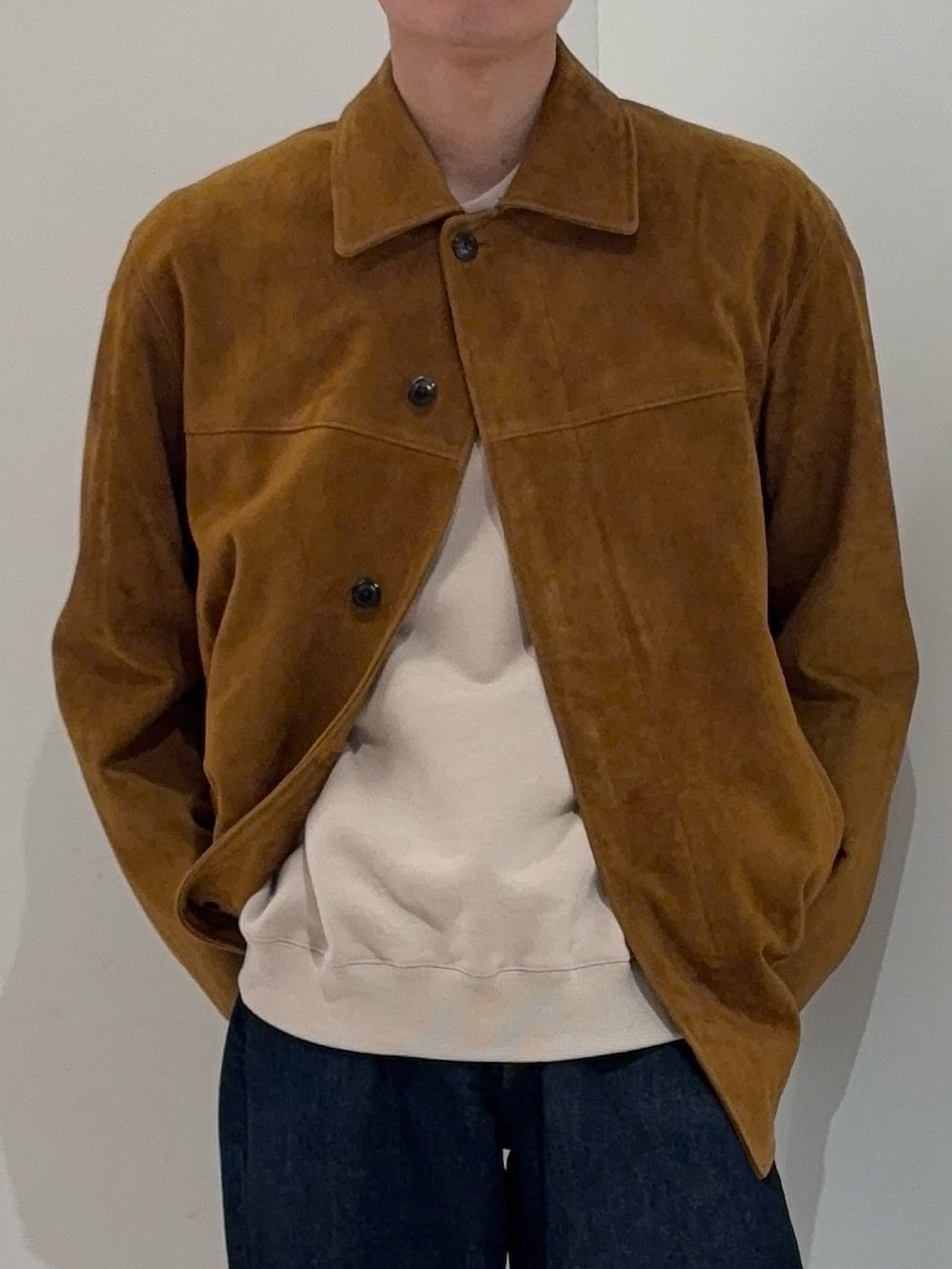 ブラウン系のその他アウター、ベージュ系のスウェットを着用したメンズの冬コーディネートの4枚目の写真