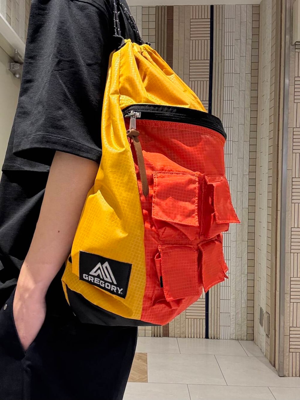 ブルー系のシャツ/ブラウス、ブルー系のその他パンツを着用したメンズの夏コーディネートの7枚目の写真