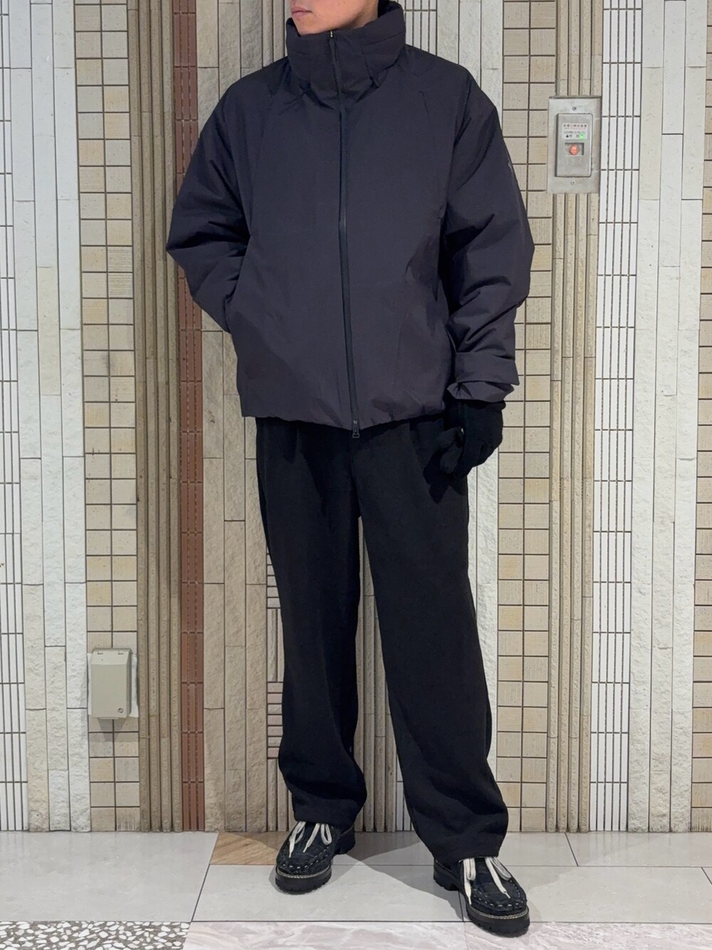 グリーン系のその他アウター、ブラック系のニット/セーター、ブラック系のその他パンツを着用したメンズの秋コーディネートの2枚目の写真