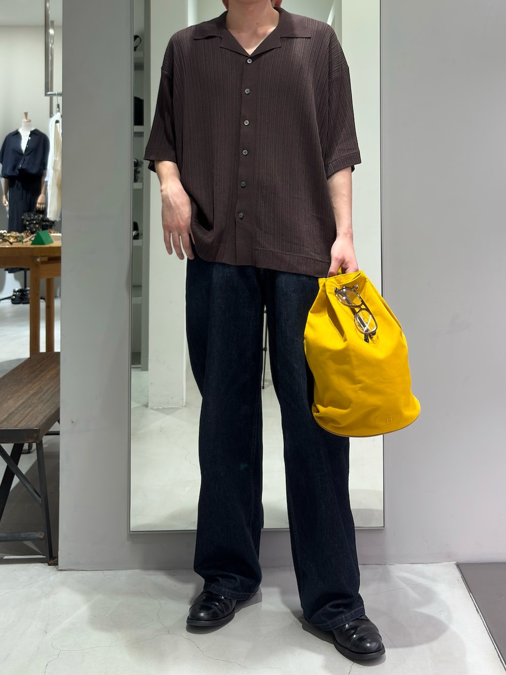 ブラウン系のシャツ/ブラウス、ブラック系のドレスシューズを着用したメンズの夏コーディネートの2枚目の写真