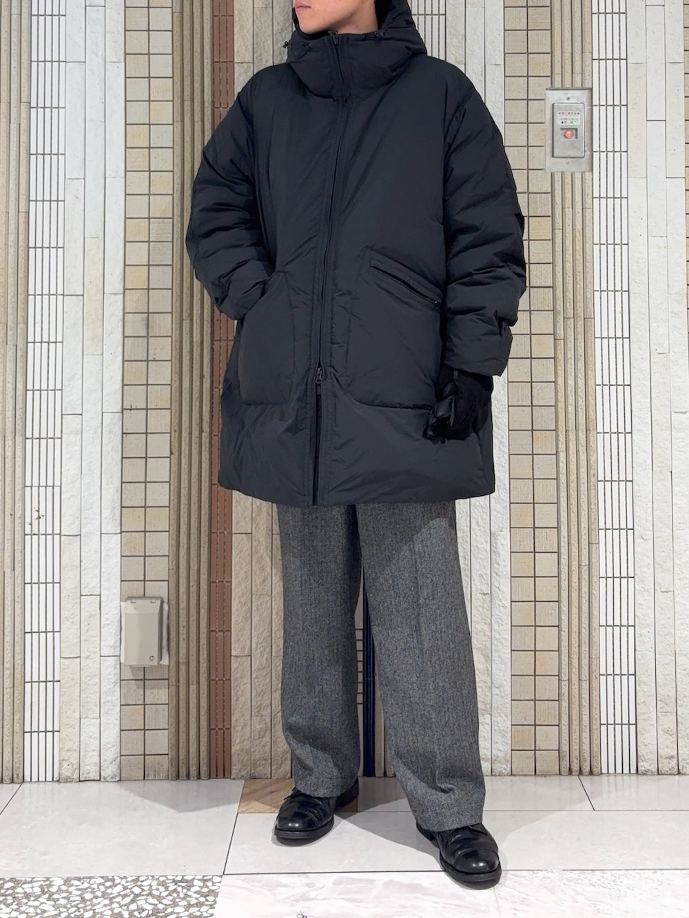 ブラック系のダッフルコート、グレー系のニット/セーター、グレー系のその他パンツを着用したメンズの冬コーディネートの3枚目の写真