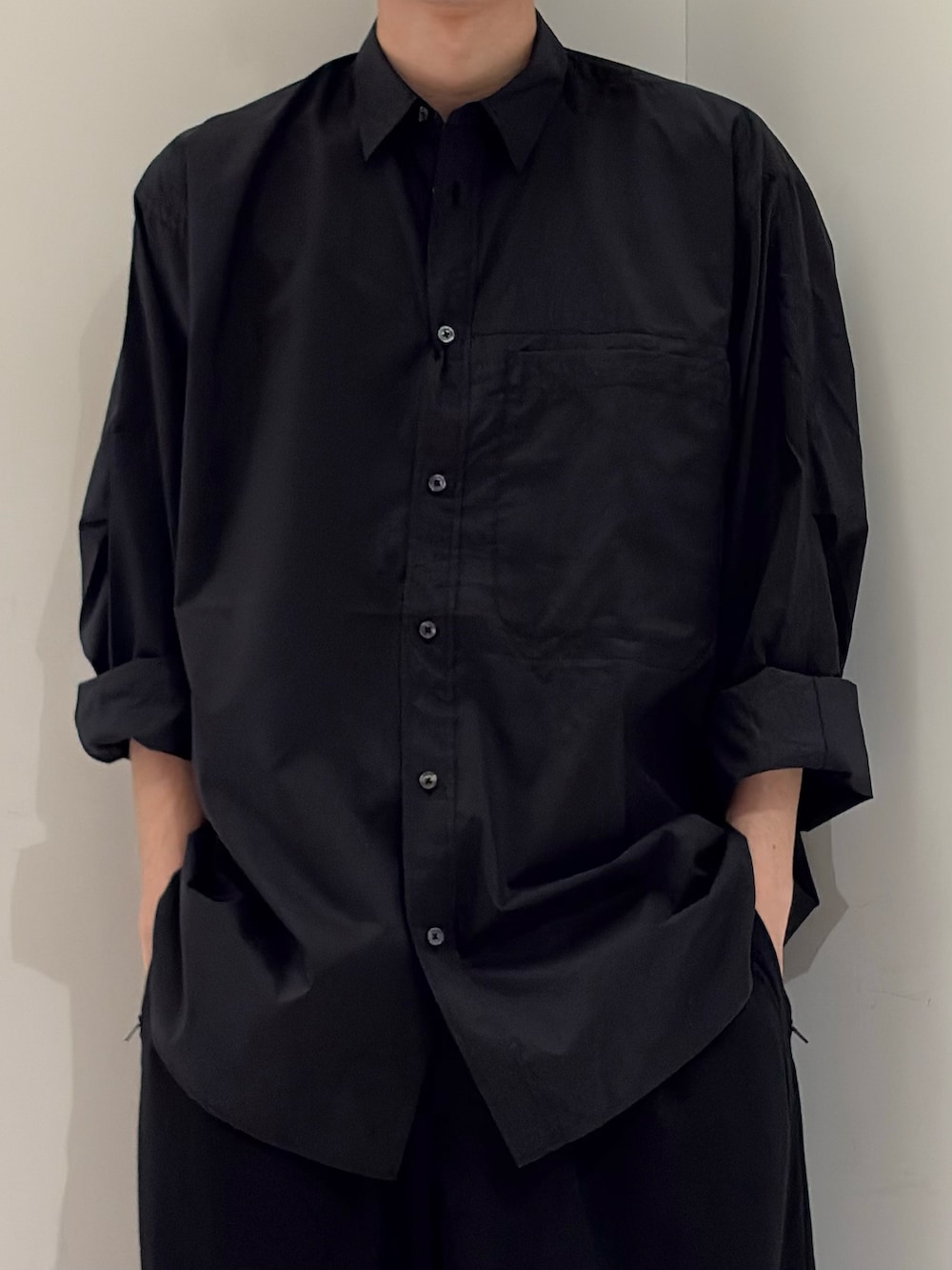 ブラック系のシャツ/ブラウス、ブラック系のTシャツ/カットソー、ブラック系のその他パンツを着用したメンズの春コーディネートの3枚目の写真